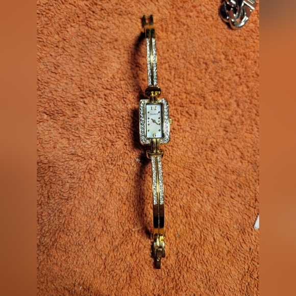 QLadies Elgin Gold Tone Rhinestone Bangle Watch new battery. - Picture 3 of 10